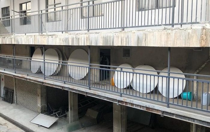 电诈KK园区2.0版?陆媒揭「青松园区」内部照 荒山围绕铁栏窗楼