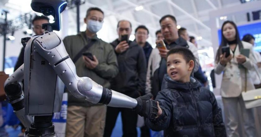 租个机器人好过年？中国三线城市也疯狂