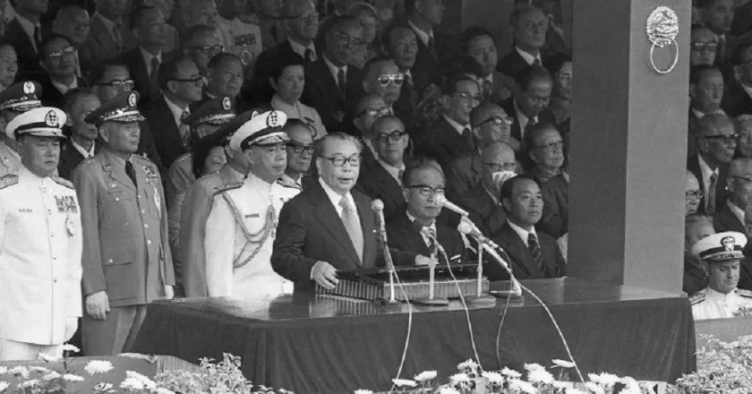 破除蒋经国神话:海内外分进合击