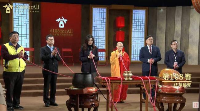 诡异影片：唯独郑丽文“持红绳剧烈抖动”