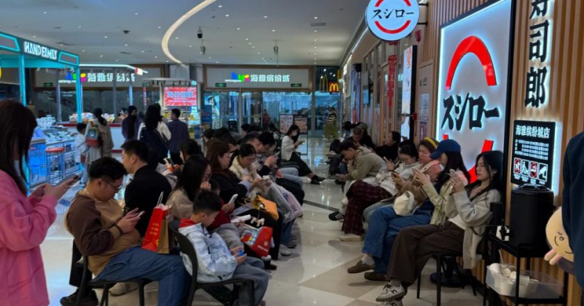 排队10小时 中国年轻人被寿司郎们“拿捏”