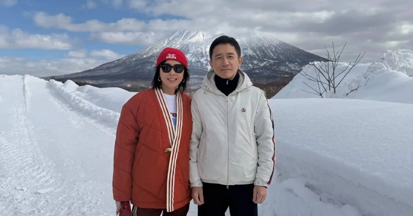 刘嘉玲晒与梁朝伟滑雪合照庆祝新年:祝大家马年健康平安