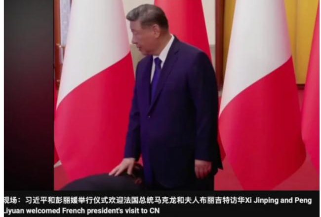 习近平照片引热议 保镖当众干这事