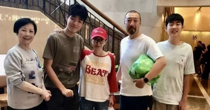 香港天后陈慧琳两子照曝光,大儿子被指像韩星,老公胡子邋遢,缺席的她才是真赢家