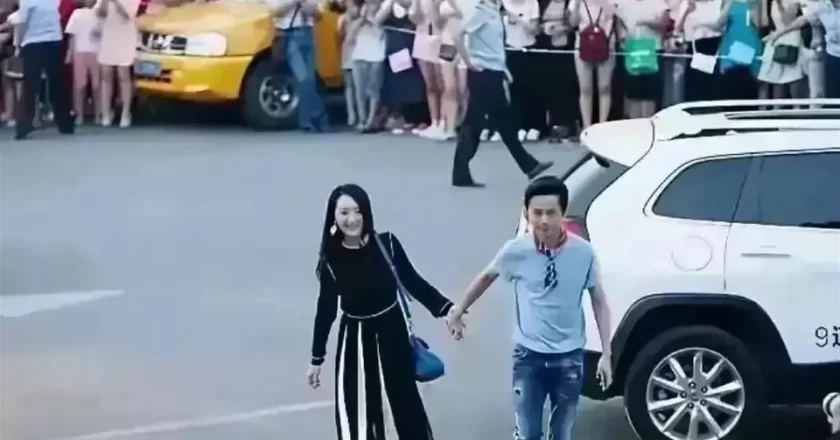 51岁的何炅,牵手54岁的杨钰莹