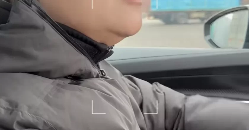 梅婷请“小姑子”吃饭,刘琳红毛衣配牛仔裤很松弛