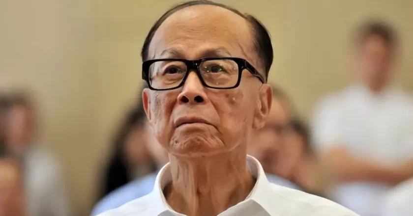 97岁李嘉诚身体回春,不用搀扶独立行走