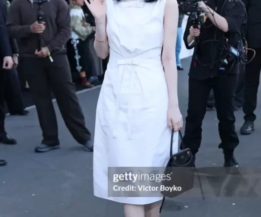 洗把脸就来看秀的肖战,秒了内娱一堆涂脂抹粉的小鲜肉