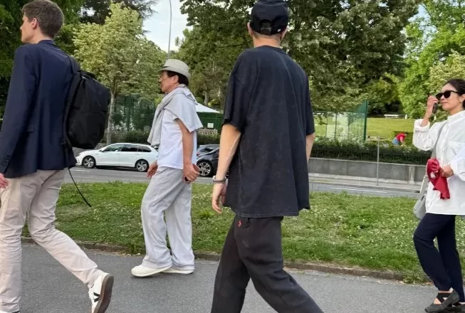43岁房祖名现状曝光：陪成龙到国外看冬奥会