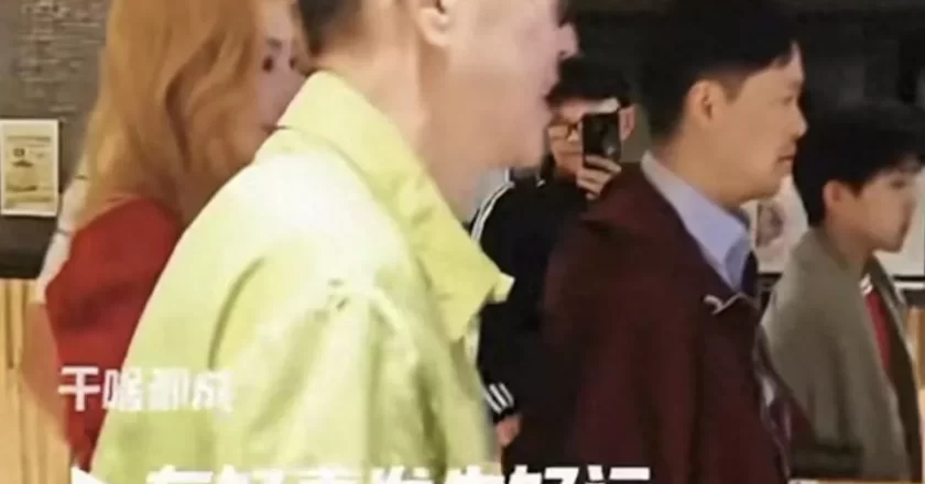 李嘉欣15岁儿子回香港过年，与父母外出拜年