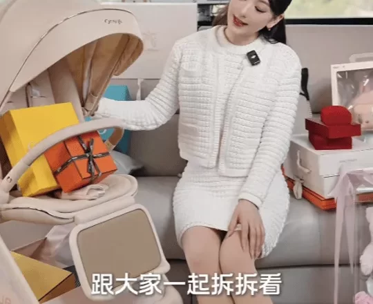 方媛晒3胎女儿满月礼！金锁玉镯多到放不下