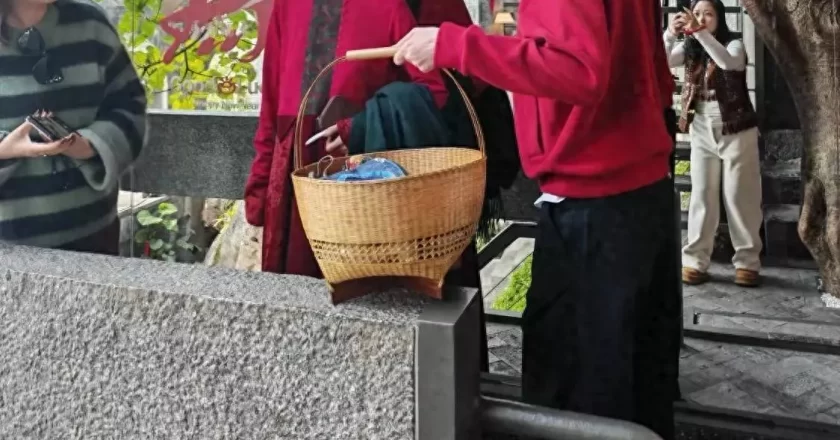 杨丽萍云南喝茶被偶遇,67岁真实状态曝光