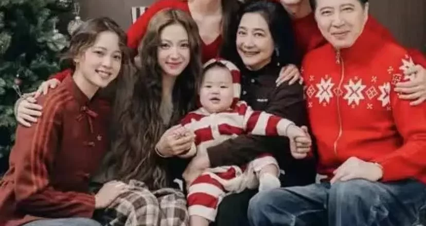 欧阳娜娜晒全家福,团宠是白白胖胖的外甥睦睦