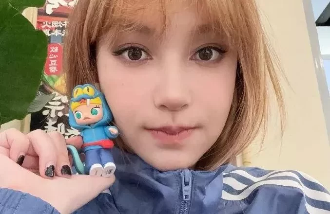 李雨桐情绪失控!发文怒斥薛之谦联手妻子坑害她