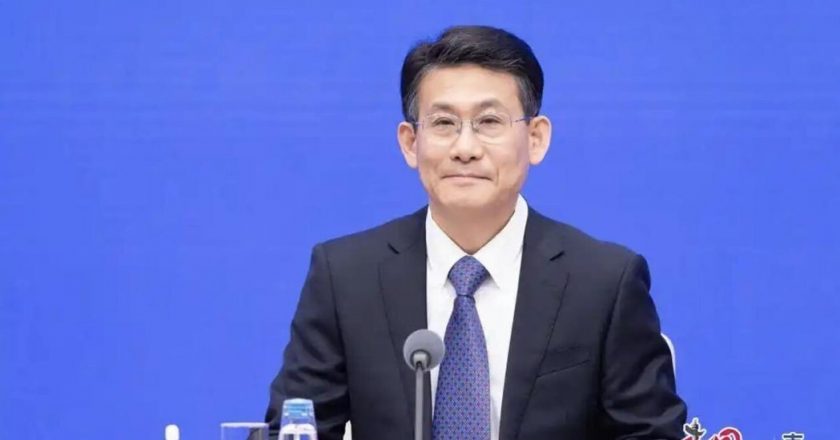 两会政府工作报告起草人:今年首次提出打造智慧经济新形态