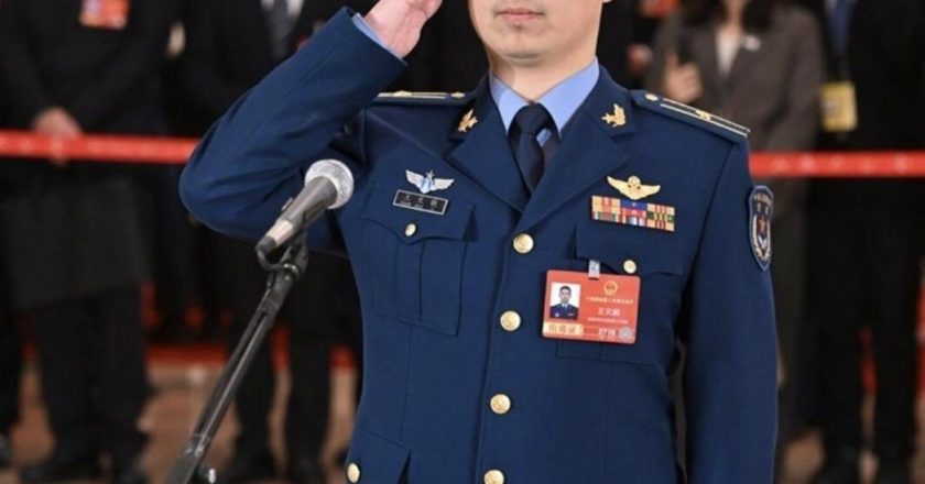 大陆军方人大代表、歼-16机师 称建军100周年「感到目标明确」