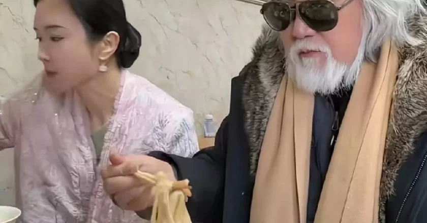 张纪中带着妻子一家人游玩,丈母娘首次曝光