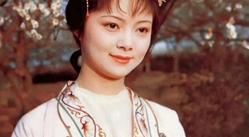 60岁张莉近况曝光!曾因投资失败暴瘦20多斤 未婚未育…