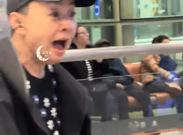 宋丹丹看到两个孙子接机,高兴坏了,两个孙子随她姓