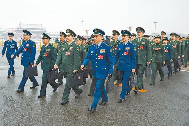 人民大会堂外 这些人排队冻得瑟瑟发抖