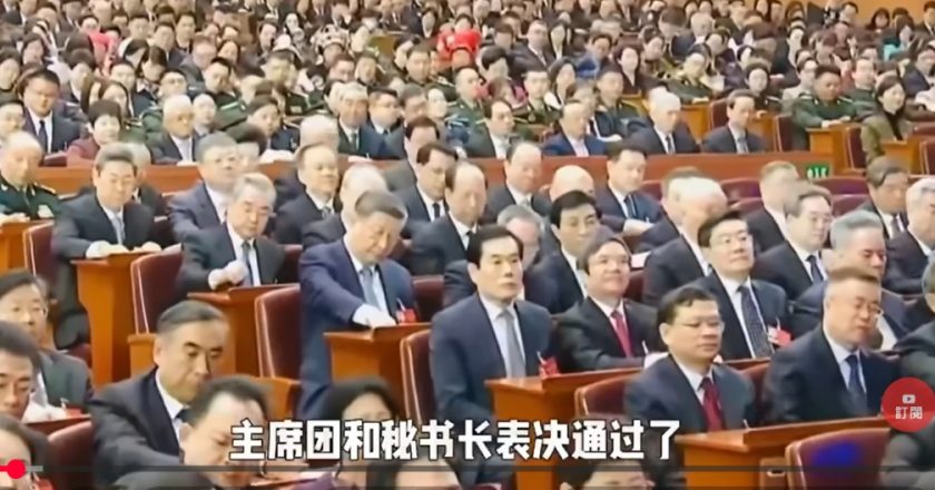 习近平罕见坐在台下 淹没在人群之中
