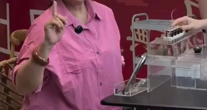 刘晓庆在三亚直播带货,生图和滤镜差别很大,75岁的状态很真实