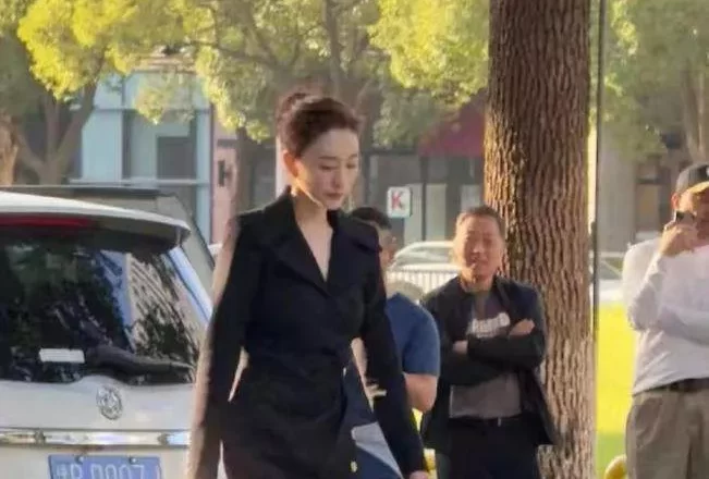 47岁李小冉街头生图封神!路人大叔看呆,黑西装裙美到发光