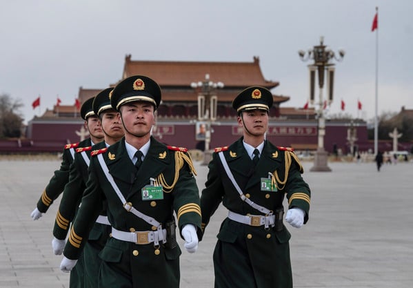 出大事了!天安门拆毛像,挂习像?