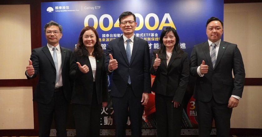 国泰首档台股主动式 ETF 00400A 采月配息
