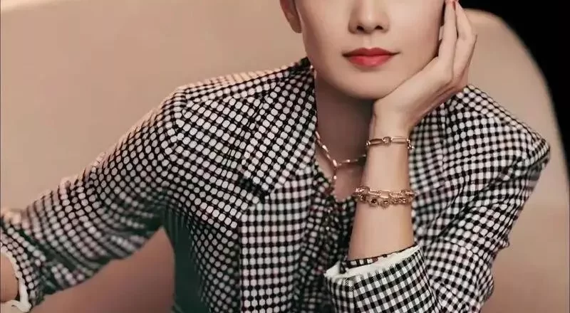 49岁马伊琍近况曝光!与文章离婚已经6年,如今17岁女儿比她还漂亮