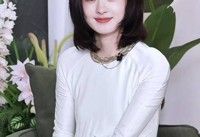 38岁赵丽颖面相变了!短发白裙亮相直播间