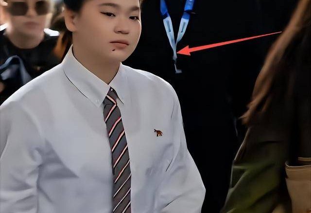 全红婵出席活动!穿搭被吐槽 胖成H型身材 一脸福相