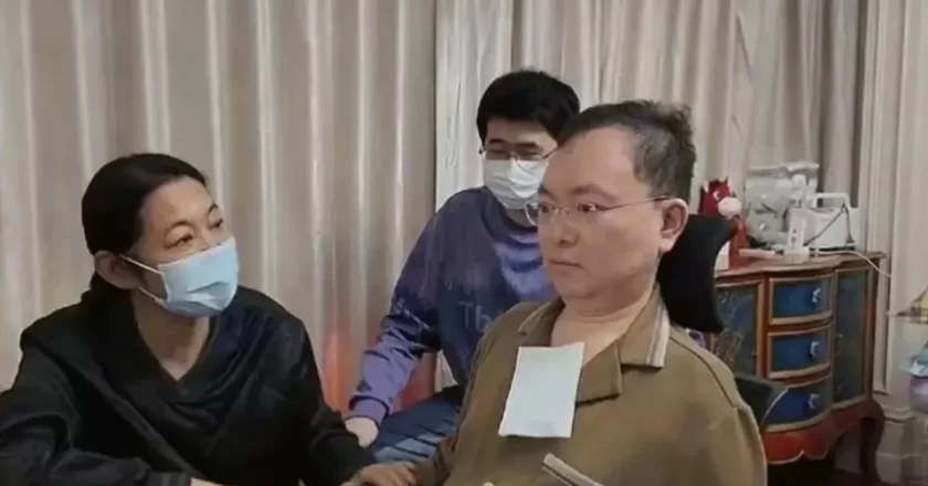 倪萍27岁儿子罕见露面:天生眼疾险失明,被她养成了1米9山东大汉