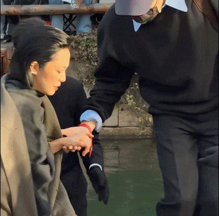 姚晨官宣离婚后首现身!大背头配灰大衣女王气场,体面翻篇太飒了