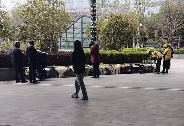 张雪峰公司楼下摆满悼念鲜花 员工曝去世细节