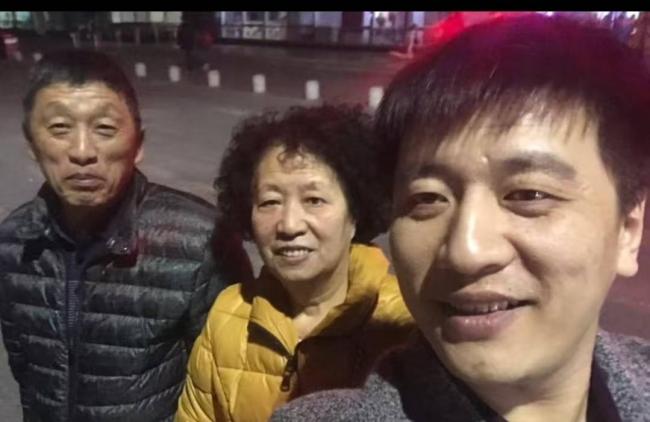 张雪峰与父母合照曝光,老父几年前已病逝