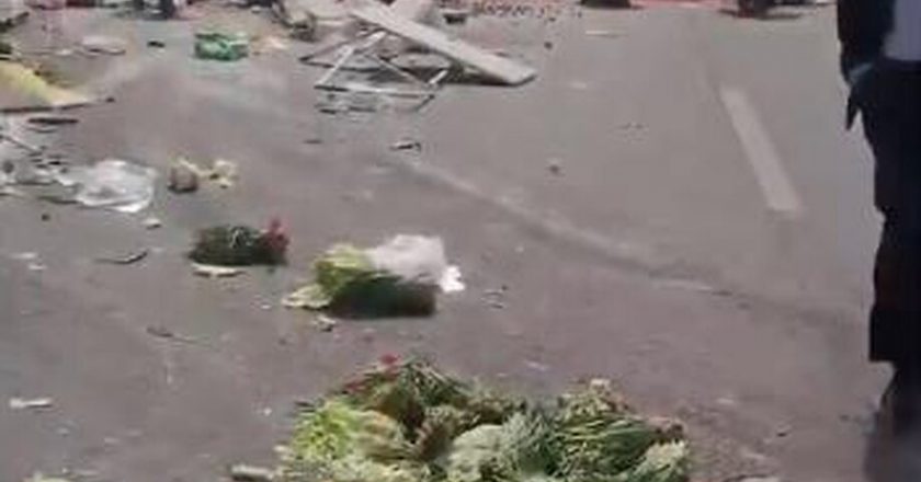 北京集市传铲泥车撞冲摊铺伤人 司机遭拖下暴打