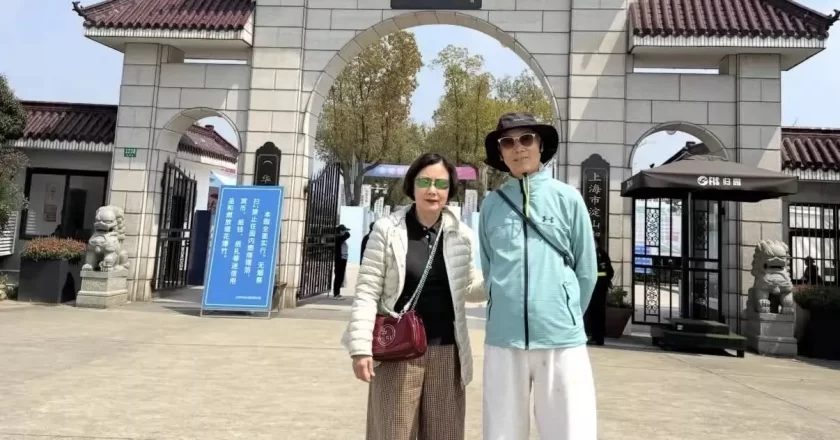 78岁汪明荃回上海祭祖,穿polo衫配阔腿裤不显老