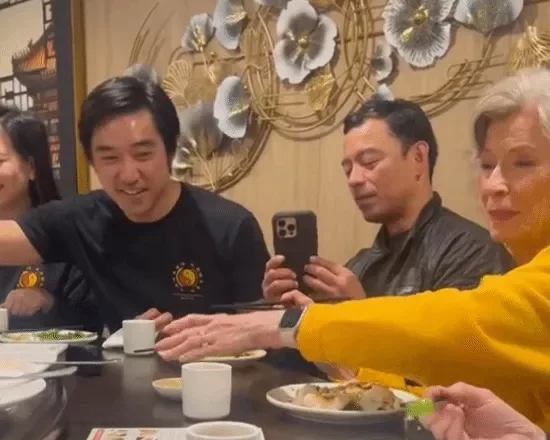 李小龙遗孀琳达近况:81岁神采奕奕 与信徒们饮茶聊天