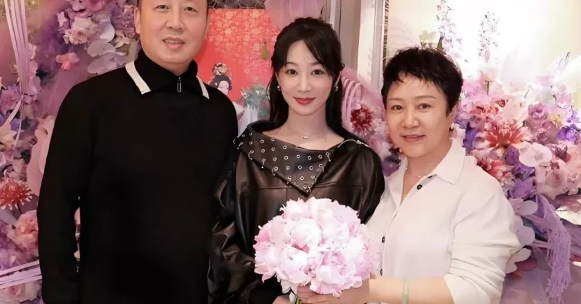 杨紫33岁生日全家福曝光!网友惊呼她和妈妈共用一张脸