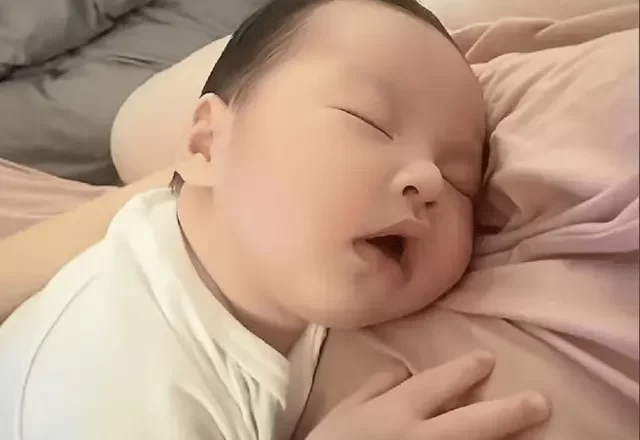 34岁马筱梅近况曝光!晒怀中熟睡儿子萌态