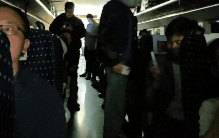 高铁被困广东隧道 乘客逼到砸窗救生