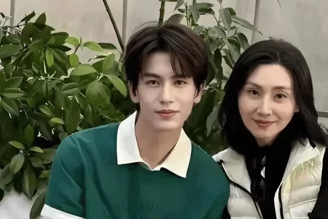 张凌赫与母亲合照,好基因果然藏不住