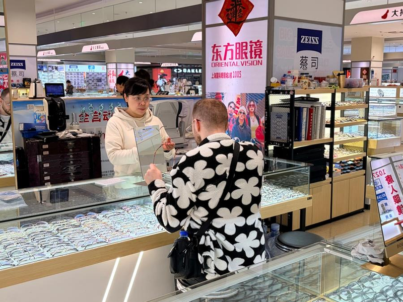 老外「打飛的」來滬配眼鏡，上海國際眼鏡城成打卡新地標。（取材自上觀新聞）