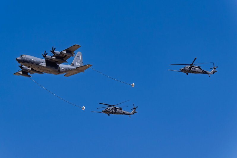 美国空军HC-130J与两架HH-60W直升机在亚利桑那州图森市的戴维斯–蒙森空军基地开放日进行战斗搜救展示,摄于2025年3月22日。 路透