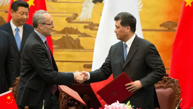 This photo taken on April 25, 2013 shows French Atomic Energy Commission chairman Bernard Bigot (2nd L) shaking hands with Chinese Atomic Energy Authority (CAEA) Ma Xingrui (R) during a signing ceremony overseen by French President Francois Hollande (not pictured) and Chinese President Xi Jinping (back L) at the Great Hall of the People in Beijing