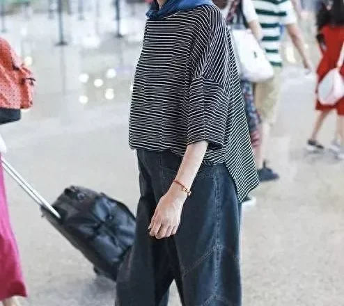 倪萍瘦身后真时髦,走机场戴猫咪墨镜不像67岁