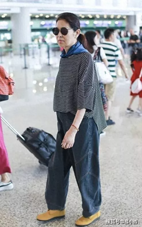 倪萍瘦身后真时髦,走机场戴猫咪墨镜不像67岁