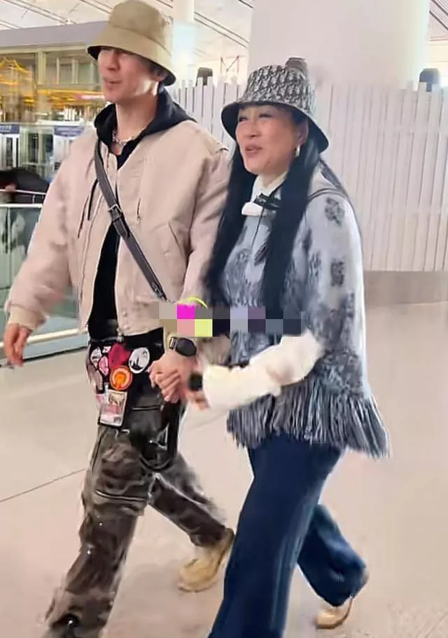 55岁钟丽缇和43岁张伦硕现身机场！俩人像母子