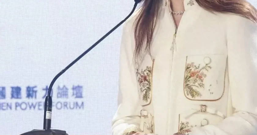 谷爱凌穿新中式现身香港,同框何超琼郭晶晶